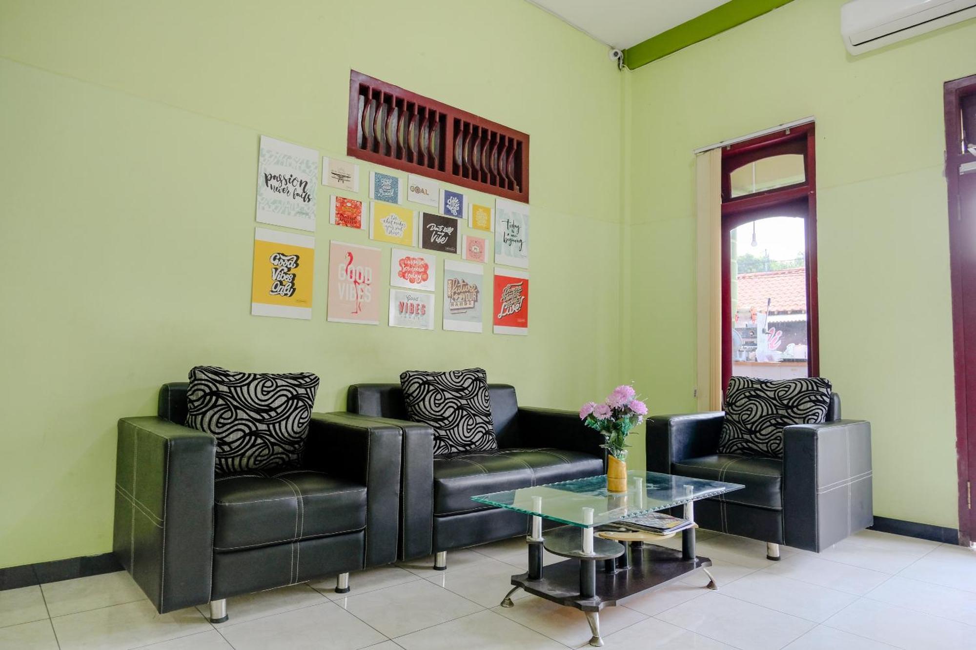 Oyo Life 2508 Alba Syariah Tulungagung
